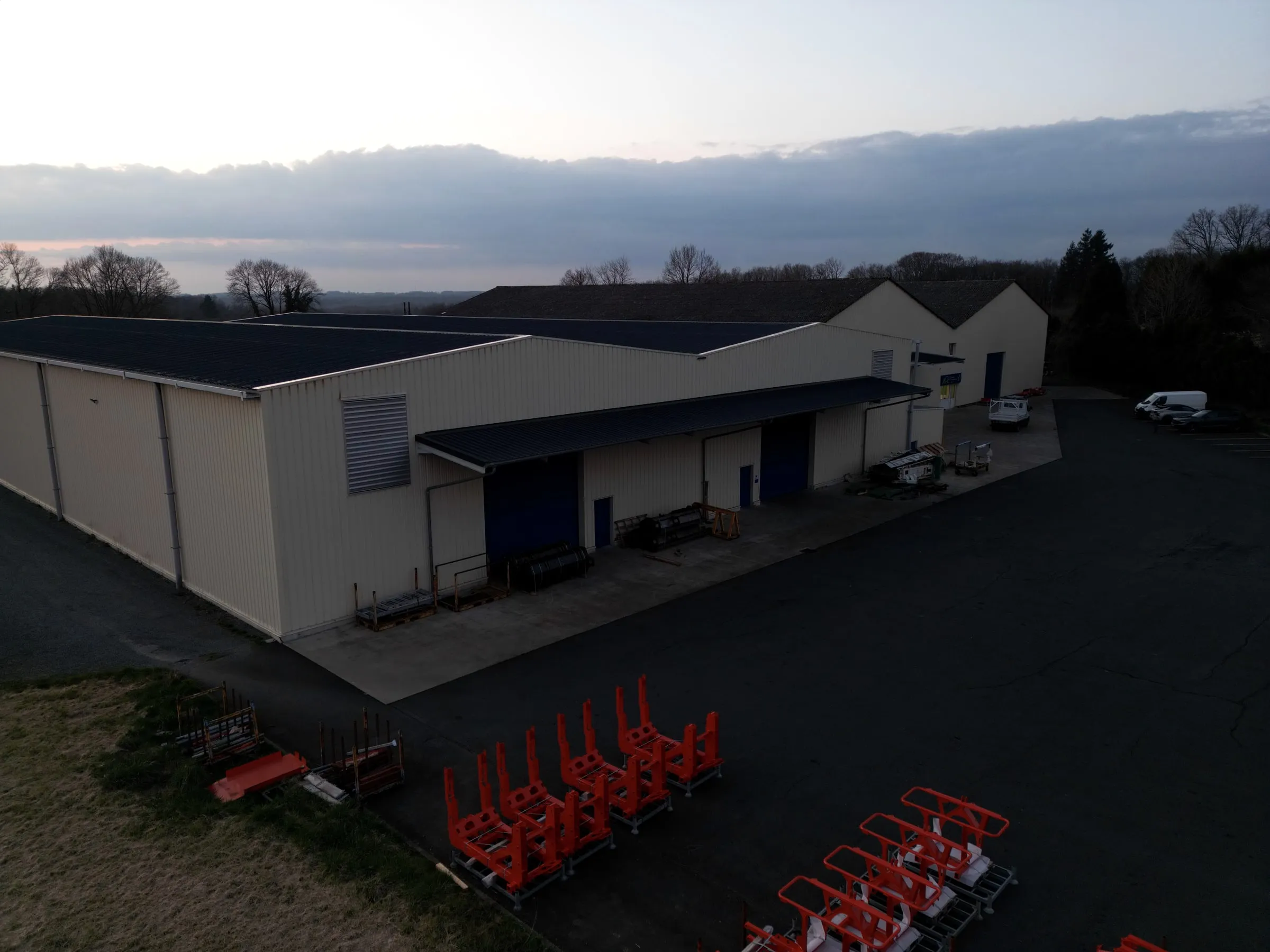 Vue aérienne de l'usine ACL23 à Fromental au crépuscule
